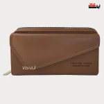 کیف پول زنانه لب کج نسکافه‌ای با جنس چرم مصنوعی و دوخت منظم، مناسب استفاده روزمره