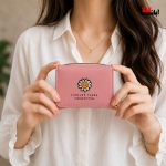 کیف پول و جاکارتی زنانه پشت زیپ طرح بابونه رنگ کالباسی